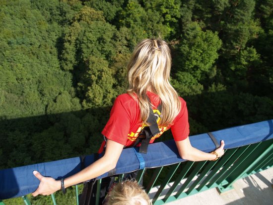 Bungee jumping z mostu