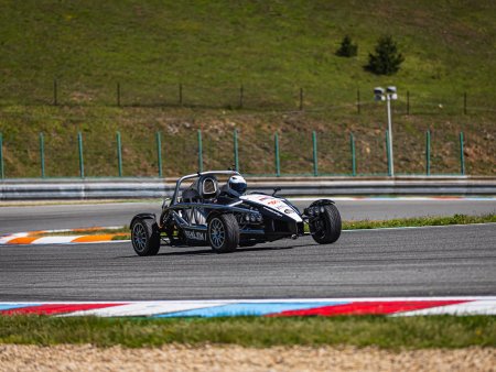 Jízda v Ariel Atom na okruhu