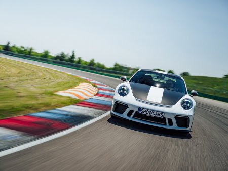 Jízda Porsche na velkém okruhu