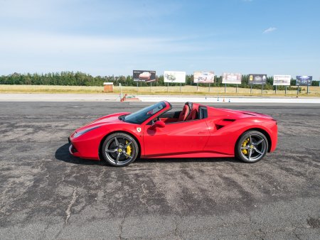 Jízda ve Ferrari na polygonu