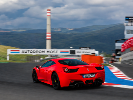Mostecký okruh ve Ferrari