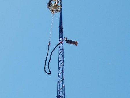 Bungee jumping z jeřábu v Brně