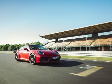 Jízda Porsche na velkém okruhu